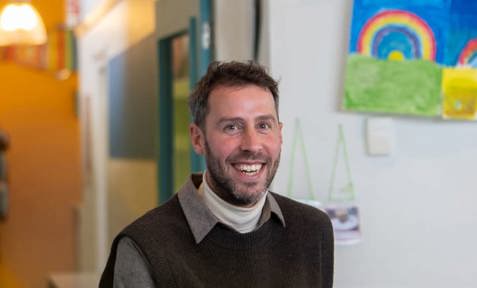 Onderwijsambassadeur Portret Frank In Schoolomgeving