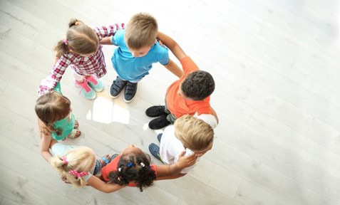 Kinderen Staan In Cirkel
