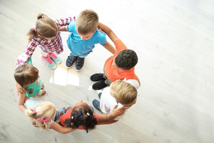 Kinderen Staan In Cirkel