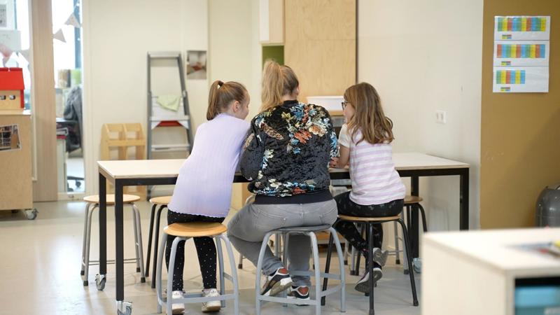 Onderwijsambassadeur Jus Begeleidt 2 Leerlingen Achterkant LR