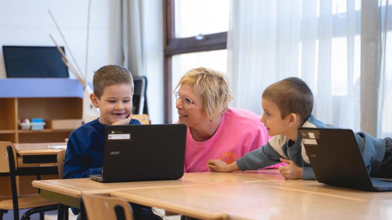 Onderwijsambassadeur Josje Begeleidt Twee Leerlingen LR