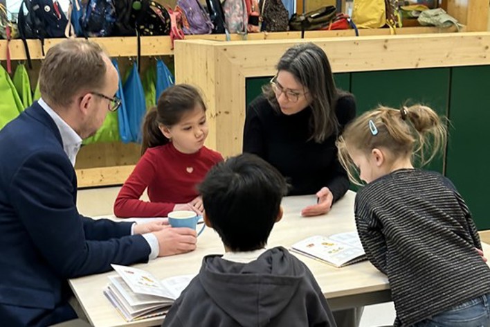 Wethouder Samen Met Onderwijsambassadeur En Kinderen In Gesprek