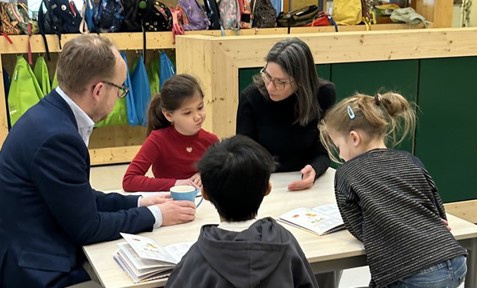Wethouder Samen Met Onderwijsambassadeur En Kinderen In Gesprek