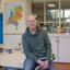 Leerkracht Marcel zittend in de klas