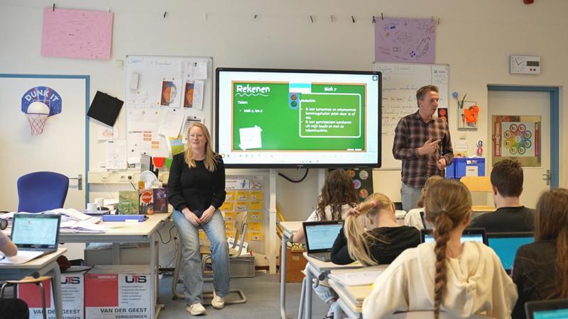 Onderwijsambassadeur Nienke Voorin De Klas Naast Leerkracht Tom LR