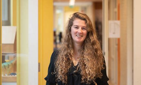Onderwijsambassadeur Portret Emmie Staand In Gang