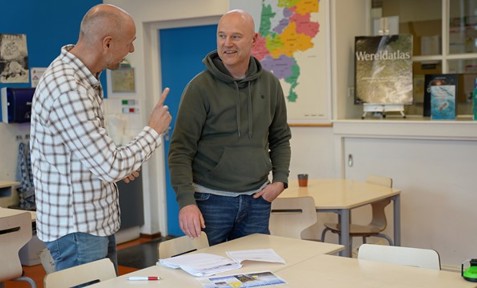 Onderwijsambassadeur Jan Joost en leerkracht Marcel in de klas Onderwijsambassadeur Jan Joost en leerkracht Marcel in de klas