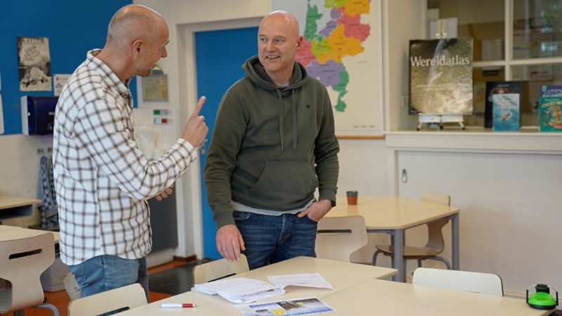 Onderwijsambassadeur Jan Joost en leerkracht Marcel in de klas Onderwijsambassadeur Jan Joost en leerkracht Marcel in de klas