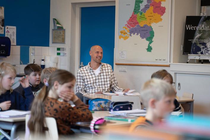 Onderwijsambassadeur Jan Joost Zittend Achterin De Klas LR