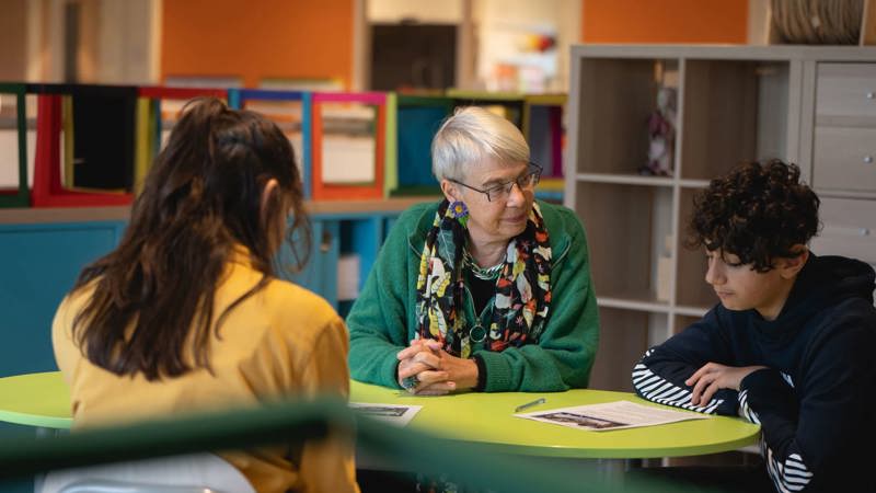 Onderwijsambassadeur Ondersteund 2 Kinderen Met Schoolwerk