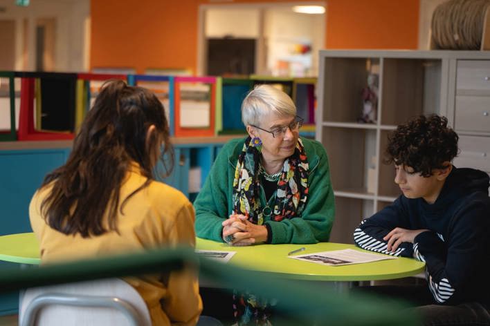 Onderwijsambassadeur Ondersteund 2 Kinderen Met Schoolwerk