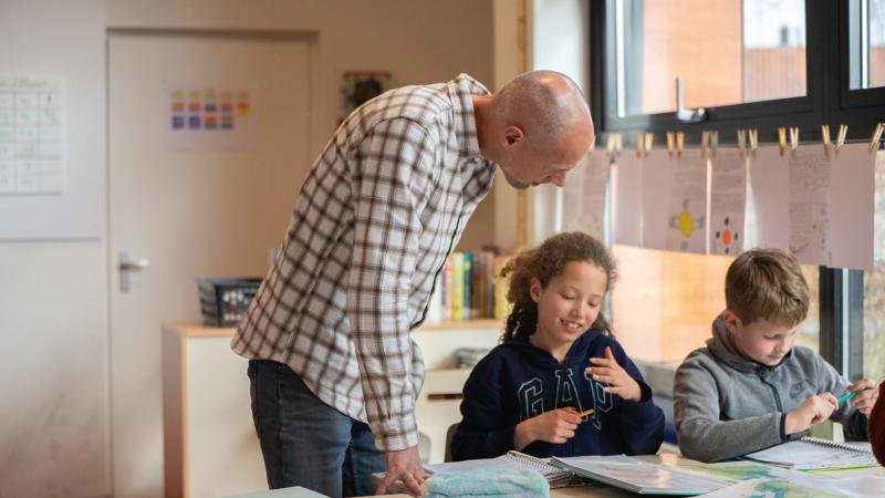 Onderwijsambassadeur Jan Joost Geeft Uitleg Staand LR