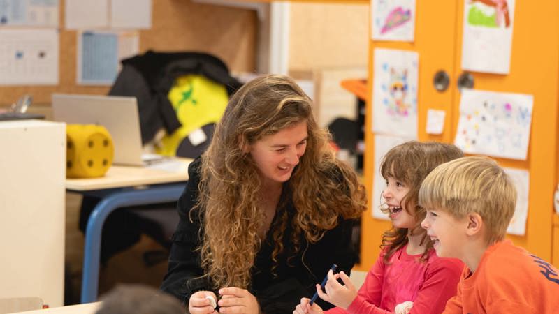 Onderwijsambassadeur Aan Tafel Met Twee Kinderen