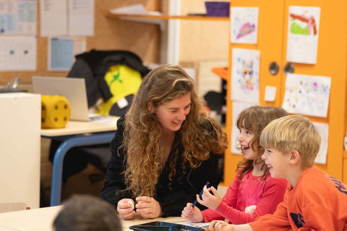 Onderwijsambassadeur Aan Tafel Met Twee Kinderen
