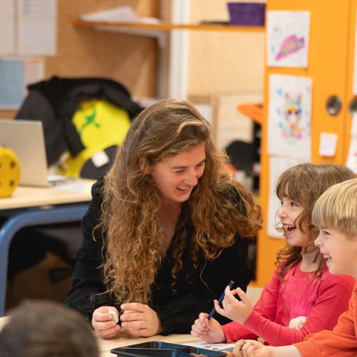 Onderwijsambassadeur Aan Tafel Met Twee Kinderen
