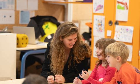 Onderwijsambassadeur Aan Tafel Met Twee Kinderen